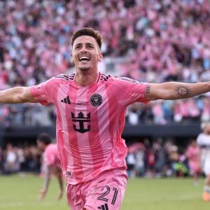 开云app下载-记者：阿连德在国外办签证没参加训练，可能错过首场季前赛