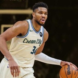 开云官网-记者：雄鹿认为字母哥是东部最强球星；尽管暂居第11但对季后赛有信心